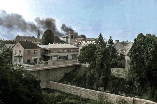 Zapaljeni Gospić prvog dana rata/Foto filmot Marka Čuljata                                                                                                                                                                                                